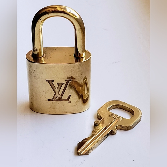 Louis Vuitton padlock, #305 (made before '09) Vintage, EUC! - Picture 7 of 12